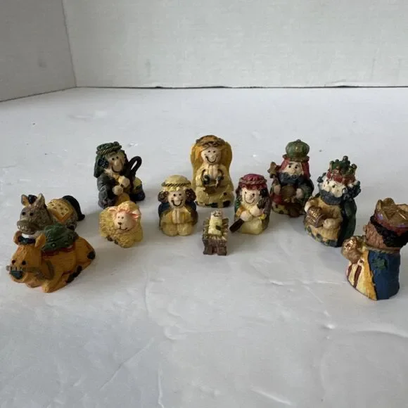 GIFTCO Vintage Holy Nativity Miniatures 11 Piece Set Polystone- Excellent In Box - Picture 2 of 11